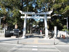 立派な松並木の遊歩道の先に神社がありました。
しっかりお参りしたかったけどバスの時間があるのでゴメンナサイ。