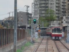 と思ったら､あの駅は更に先にある川崎大師駅だった

こちらが鈴木町から見た川崎大師駅

次の対向電車とすれ違う