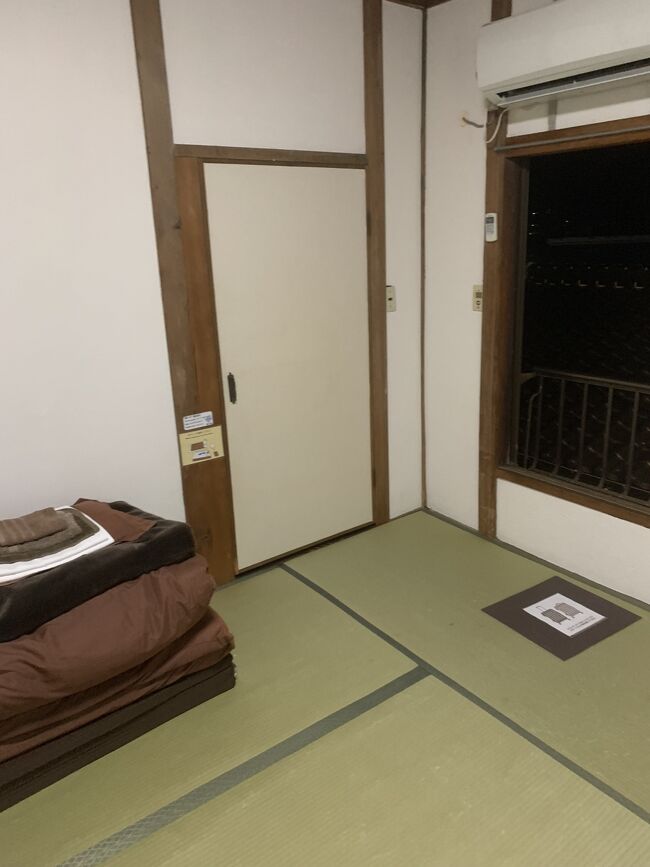 尾道での宿泊先はゲストハウス尾道ポポーさん。<br />といっても住所は向島ですが、尾道駅からバス10分くらい。<br />泊まったのは6畳の個室で、二人で朝食付きで8000円弱。<br />シャワーのみ、タオルあり、清潔にされていてとても快適なゲストハウスです。サイクリストのお客さんが多いそう。<br /><br />