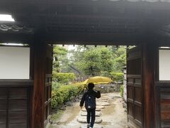 この日は16：00発の男木島行フェリーに乗る予定で時間があまり。
雨だし行くところも特にないし…と思いつつも待合で1時間以上ゲームもなぁ…とフェリー乗り場横の玉藻公園へ入ってみることに。