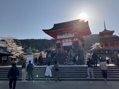 2023.3.30　木　AM8:09　清水寺
778年　奈良時代創建　清水寺が建てられる前には大きな滝があり、えんちん”と言う人がここに清水寺が建てられた。
［拝観時間］公開：6時～18時【7月・8月】6時～18時30分
［料金］子供 200円／小学生以上大人 400円