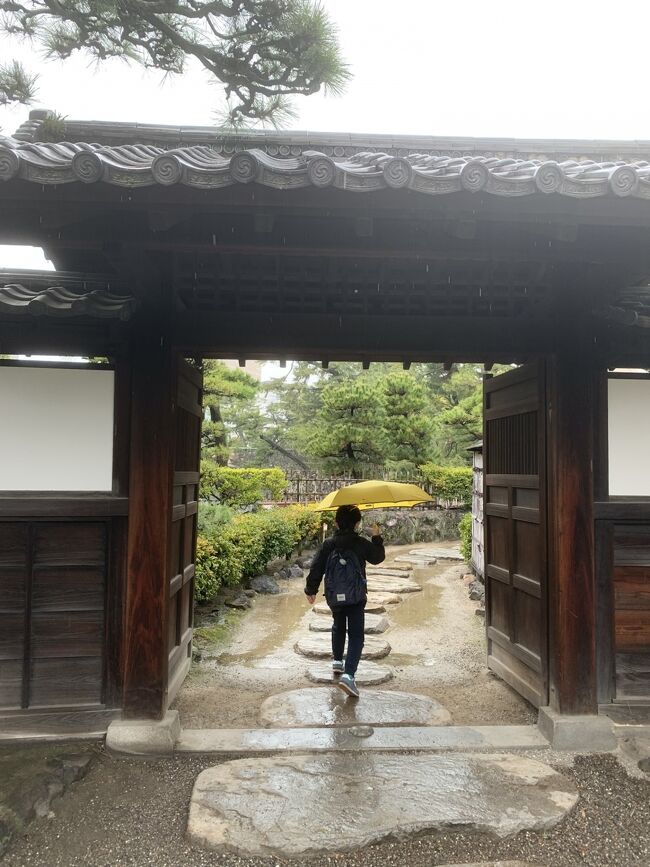 この日は16：00発の男木島行フェリーに乗る予定で時間があまり。<br />雨だし行くところも特にないし…と思いつつも待合で1時間以上ゲームもなぁ…とフェリー乗り場横の玉藻公園へ入ってみることに。