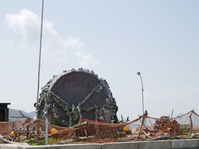 男木島には瀬戸内芸術祭の際の芸術品が色んなところに残されてます。<br />写真は港前の巨大タコつぼのオブジェ。<br />島のおばあちゃんとお話していたら、「うちの夫が芸術家の人にたこつぼの縛り方教えてあげたのよ」って教えてくれました。