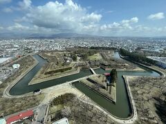 DohNa!!で購入していた市電一日乗車券(600円)を有効化して、まずは五稜郭(タワー)へ。
チケットカウンターで市電の乗車券を提示してget。あまり要りませんが、一応。
展望フロアーには、開港の話から始まって、西洋の稜堡である五稜郭を作ることになった背景から、箱館戦争に至るまでの流れが、ジオラマの簡素版と壁の詳細な掲示と2パターン用意されていて、後々回る洋風の街並みや夜景、青函連絡船なんかとも一つにつながって妙にしっくりきました。

まだここはエレベーターガールが健在なようで、ある意味新鮮でした。