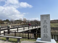 タワーを降りて、五稜郭の中へ。
昔は冬場に堀で氷を作っていたそうです。今はかなり濁った水でしたが...