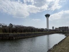 帰りは堀の外側を半周戻って市電の「五稜郭公園前」へ。
途中六花亭にも寄りましたが、席が空いておらず、食後のデザートは断念。
観光はこの1日なので、スイーツよりも観光に時間を充てられて結果オーライでした。