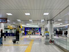 無事、成田空港に到着しました
成田空港＝海外、という
古い世代なので、到着したくせに
海外に飛びたくなりました
成田空港には、たくさんの海外の方がいました

ここからは京成線に乗り、成田駅に向かいます

通常、車で行くことが多いのですが
JRと京成の乗り場って
近すぎて、ちょっとわかりにくい気がしました




