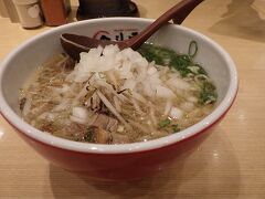 入り口に近かったのでヌードルラボラトリー 金斗雲というお店をチョイス。
鹿児島ラーメンは食べたことが無かったのでこちらにしてみました。
美味しいラーメンでしたが食べ終わった後博多の豚骨ラーメンにしたほうが良かったと少し後悔です。