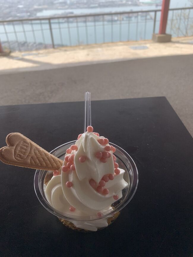 れいがん茶屋で桜チョコがトッピングされたアイスを購入して景色見ながらのんびり。