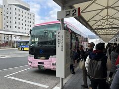 空港からバスで新山口駅へ行き、そこから萩行きのバスに乗りました。