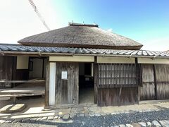 神社から外に出て一般道を歩くと
近くに伊藤博文旧宅がありました。
ここも無料で屋内も畳の前の入り口の部分までは入ることができます。