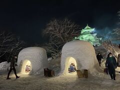 おおー！
これですね！
「アイリス」のスチール写真は！
てっきり合成かと思ってましたが、お城の手前に大きな「かまくら」できてました。
「かまくら」の中では、子供たちが「どんぶく」を着て、おしゃべりしたり、何か飲んだりしてました。
演出が民話の世界みたいですねー。