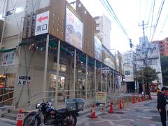 そしてやってきたのは牧志公設市場。
この時はまだ建替中で仮店舗での営業です。
いよいよ２０２３年３月１９日オープン！とあちこちに書いてありました。
仮店舗での営業ももう少し。