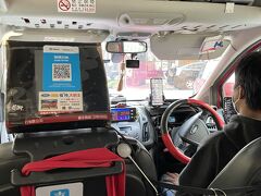 今までは普通のタクシーでトランクにスーツケースが収まらず、ロープでとめていましたが、今回は少し大きめのタクシーでした。