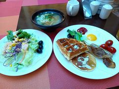 元気な朝は朝食から。白米食べようとしたら甘すぎた。砂糖でも入れて炊いてんのか。