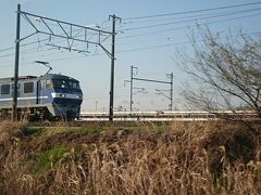  名古屋駅で降りる乗客が数名おり、なんとか座席が確保できました。車内は遠出しそうな客層で混雑しています。