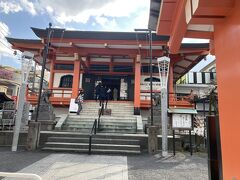 神楽坂通りに面した善國寺。狛犬ではなく狛牛。