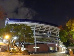 ホテルを出ると、目の前に「横浜スタジアム」。