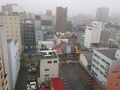 朝です。
少し雨が降っています。
部屋から見える景色。
目の前のビルの屋上に飛行機がある！