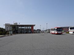 温泉街に接して一畑電車の駅もあって、これに乗って出雲大社に行くって、松江と出雲はセットで簡単に観光できるようになってるんですね・・
出雲大社は以前、娘と訪れたので、今回はパス