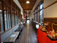 藩校明倫館の跡地に建築された旧明倫小学校は日本最大級の木造建築校舎群を改修整備して明治日本の産業革命遺産など詳しく知ることができます。
