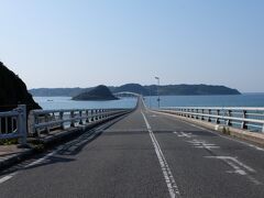 駐車場に止めて、絶景ポイントへは橋を歩いて渡ります。