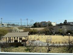 チェックアウト手続きのフロントで・・
この後、素盞鳴（すさのお）神社に行きますって話していたら、駅までの送迎バスで近くまで送って行きますよって優しいお言葉(*^^*)
そして女将さんがお見送りに出て来られて、ずーーーっと手を振っていらして感動しちゃいました(T_T)

そしてここは、吊るし雛会館です。。
何度も行っているので今回はスルー(^▽^;)

因みに吊るし雛会館の旅行記はこちらです。
https://4travel.jp/travelogue/11680224

お時間がある時にご覧頂ければと思います。。


