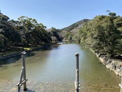 鳥居をくぐって宇治橋を流れる五十鈴川。