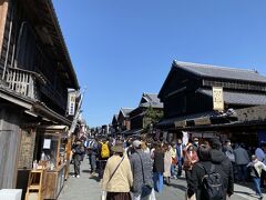 伊勢神宮からは伊勢街道が伸びています。
伊勢神宮そばはたくさんのお店が並んでおり、ものすごい観光客でした。