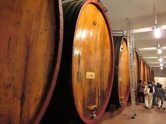 食後は地下のワイン貯蔵庫を見学した。創業当時より使用している巨大な国政のワイン樽が並んでいた