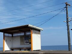 ホームは海側だけ。充分海に近い駅。もう少し良いアングルで撮れれば大三東駅にも負けないかも♪
線路に入れませんからこれが限界でした。