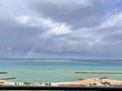 朝、早い時間は雨が降っていました。
うっすらだけど虹が見えました。
沖縄に来ると高確率で虹が見られますね。
普段なかなか見ることが出来ないのでめっちゃ得した気分♪