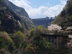 諸上橋から浦山ダムを眺めました。
浦山ダム、子供達と下から登ってヘロヘロになったことがあります。
娘は陸上部にいたころなので、全くつかれていなかったけど。
懐かしいなあ。
