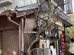 その後、相国寺に向かう前に・・このみたらし団子で有名なお店を見つけたので入りました！
ずっと来たかったのですが、何故か来れてなかったお店です。
まあまあ人が入っていて、少し並びました。