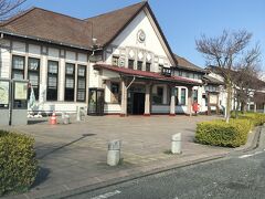 白河駅。

やわらかい雰囲気の駅舎、なごみます。