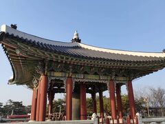 翌日はDMZツアーへ。まず来たのが、臨津閣。こはら平和の鐘です。