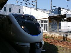  敦賀駅に到着しました。福井方面への乗り換え時間が30分ほどあり、ホームで過ごします。この間にしらさぎ号とサンダーバード号が停車し、自由席には多くの乗客が乗り込んでいました。