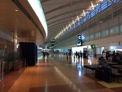 5:20　羽田空港第2ターミナル
修行僧の朝は早い。

…人がいなくて驚きです。
時間が早いから、かな？
C検査前から通過。