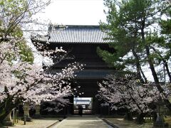 山門を境内から望みます。
総門（現在は大樹寺小学校南門）を通して約3km先の一直線上に岡崎城を望める「ビスタライン」となっています。
この景観の保護は市の条例でも定められているんだそうです。