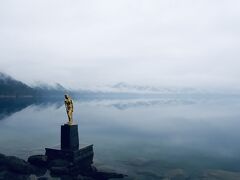たつ子像が立つ田沢湖を見渡すと雨上がりで霞んで神秘的な姿が現れました。