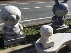 アンパンマン バイキンマン石像
市内の至る箇所にある。