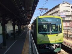 京阪祇園四条駅から
終点の出町柳駅で、
一両編成の小さな叡山電鉄に乗り換え