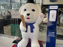 １＜雪丸＞
　宿泊した王寺駅付近のホテルの入り口にいたワンちゃんの名前は「雪丸」。かの聖徳太子の愛犬「白雪丸」がモデルで、王寺町のマスコットとなっています。