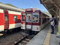 ３＜近鉄吉野線＞
　JR吉野口駅で近鉄電車に乗り換え「吉野駅」へ。車内は通勤列車並みの混み具合。満開＋晴天＋土曜となれば大勢の観光客が押し寄せるのも当たり前か・・・。