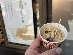 １４＜葛餅＞
　吉野といえば名物は「葛」。葛の専門店の「芳輝堂」で食べ歩き用の葛餅（300円）を購入。きな粉、黒蜜がかかった葛餅は、もちもちした食感で、さらっとした口の中で溶けました。