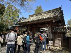 １７＜山門＞
　神社に似つかわしくない門ですが、ここは元々「吉水院」という役行者が創建した修験宗の僧坊。以前は無料でしたが、花見シーズンのためかここで「入山料」（200円）を払わされました。