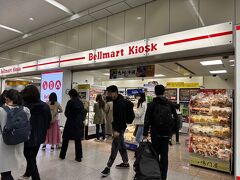 出発は新大阪駅から。
キオスクで車内で食べる朝食を購入。
レジには列ができていました。