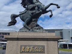 駅前に島津義弘公の像があります。