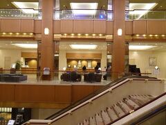 お部屋の帰り道に「ホテルフロント」をパチリ♪。