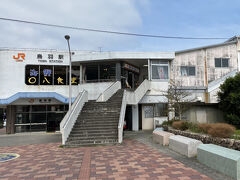 AM10:00頃。近鉄の鳥羽駅とは違いJRは地味な駅。本日はまず王道の外宮と内宮へ行きます。